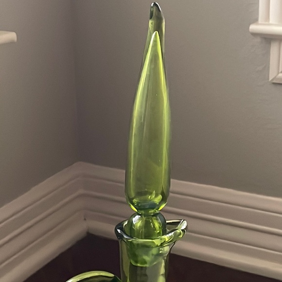 Olive Green glass decanter with flame stopper - Picture 4 of 17